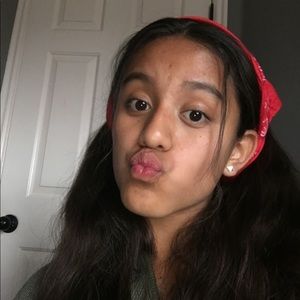 Meet your Posher, Camila